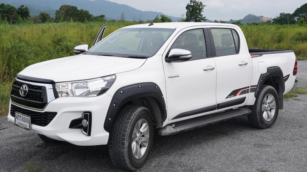 Toyota Hilux DC 2016-2020 Tiivalaiendite kompl. Dekoratiivpoltidega.